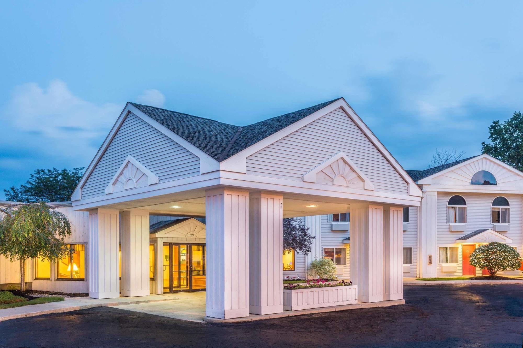 Days Inn By Wyndham Tiffin Экстерьер фото